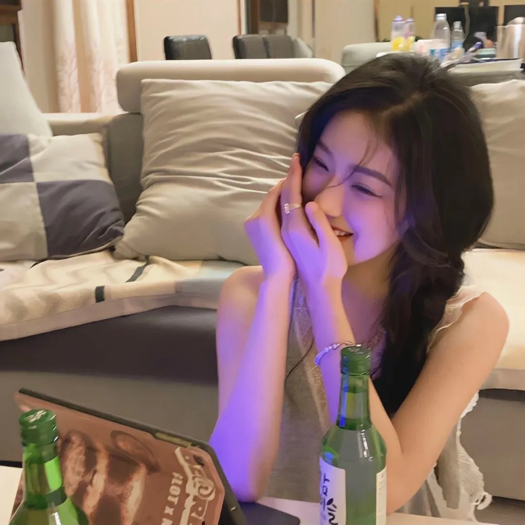 豪门千金被曝晒豪宅名表，前后半年发布会现场画面流出